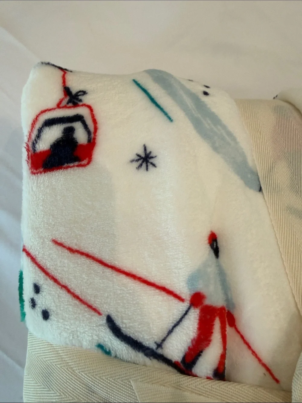 NWT • Berkshire 60x70 Printed Velvetsoft Lodge Throw • Skiing pattern